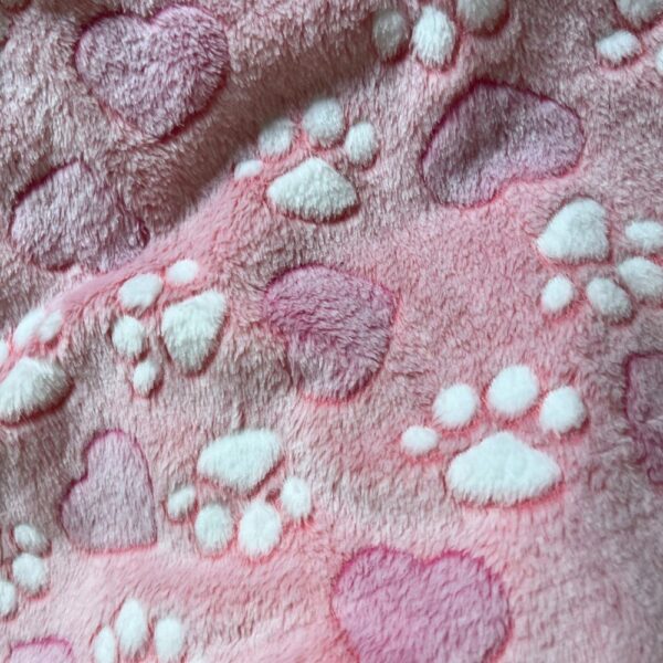 Kocyk w łapki i serduszka - różowy