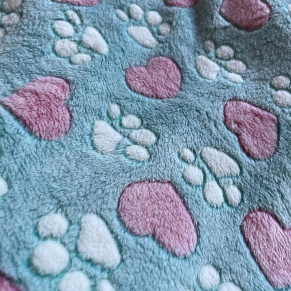 Kocyk w łapki i serduszka - zielony